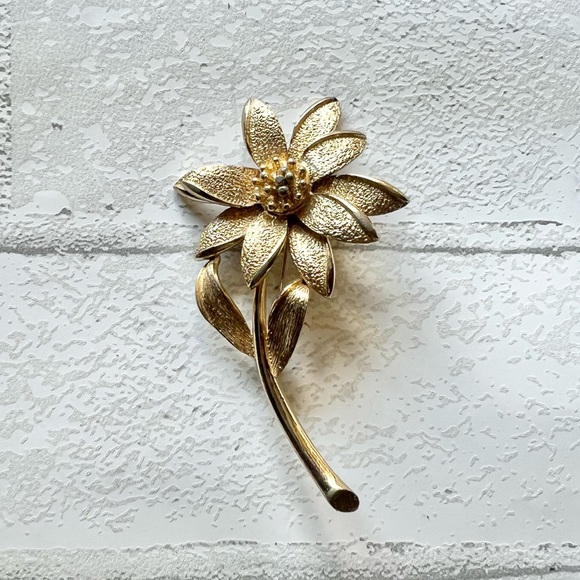 Jewelry - Vintage 60s Gold Mechanical Flower Brooch Moveable Daisy Petal Statement Pin